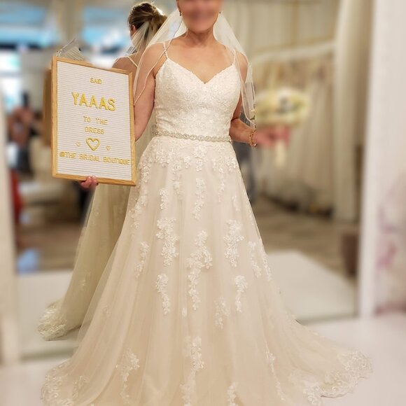 Stella York wedding gown - brand new, never worn - Picture 4 of 11